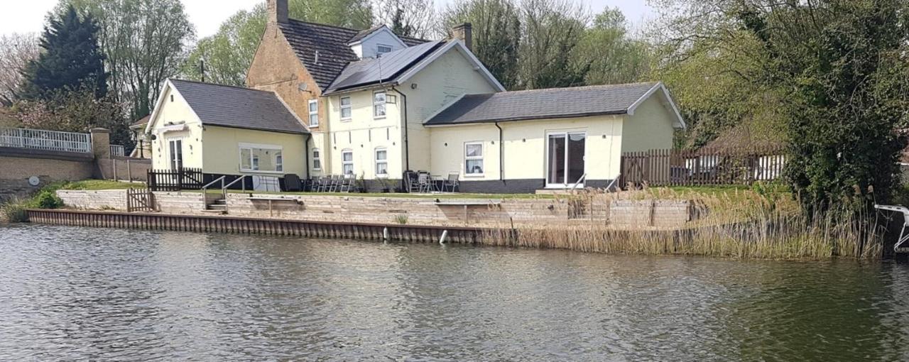 Picturesque Riverside - 2 Bedroom Holiday home *