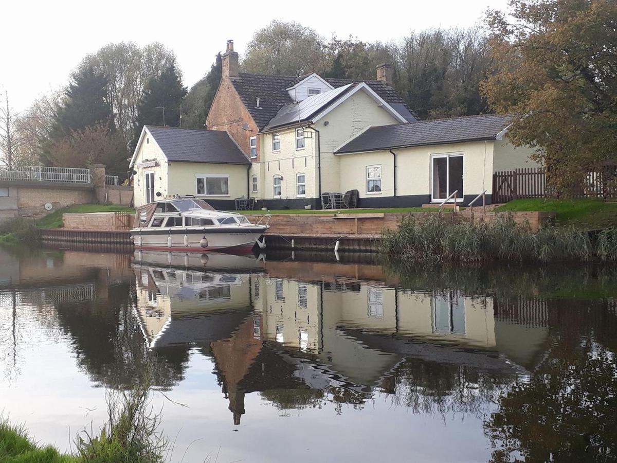 Picturesque Riverside - 2 Bedroom Holiday home Hilgay